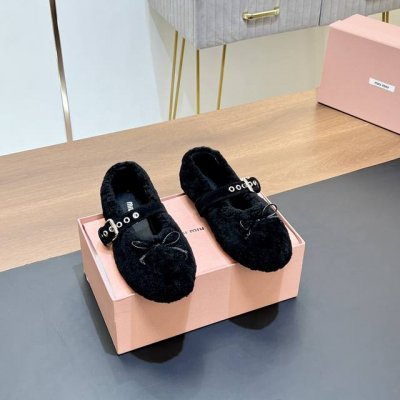升级正确版本 Miumiu缪缪毛毛芭蕾舞鞋、玛丽珍鞋2024新款毛鞋单鞋 正确对版的毛毛 带微卷的哦 和版型、注意区分市场错版的哦 Miu Miu系列的细节特写