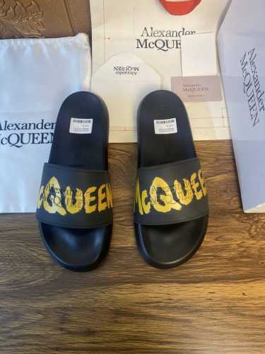 元 Alexander mcqueen 。麦昆拖鞋系列：高端品牌 3D制面，升级版大底，更轻便，防滑。市场顶级品质，潮人必备，夏季拖鞋的季节来了，穿起来超级唯美