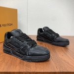 编码：驴家 做旧款新配色 Trainer运动鞋本款 Lv Trainer 运动鞋取材柔软小牛皮，呈现纯净色调，擦色做旧工艺，复古感十足，紧跟潮流前线，备受嘻哈，