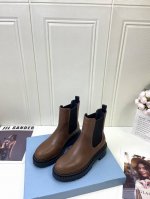工厂 Prada Fw24 New Arrival～ P家 秋冬切尔西短靴新品 经典的p家靴型，搭配擦色牛皮鞋面， 靴口搭配松紧材质、质感和细节拉满 鞋底有一定