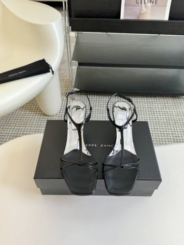 Giusseppe Zanotti 春夏坡跟高跟凉鞋6.5Cm 意大利超小众品牌，这个系列的拖鞋穿上去，真的有点小仙女的感觉！上脚自带滤镜效果，后跟上百颗超闪水