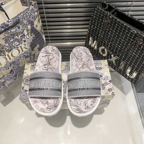 橙子出厂价 Dior 迪奥 电绣厚底印花凉拖鞋 经典耐看的懒人拖鞋，超级精美好看，洋气吸睛，舒适百搭。鞋面电绣图案，提花图案融入，释放文化底蕴，休闲且不失时尚。