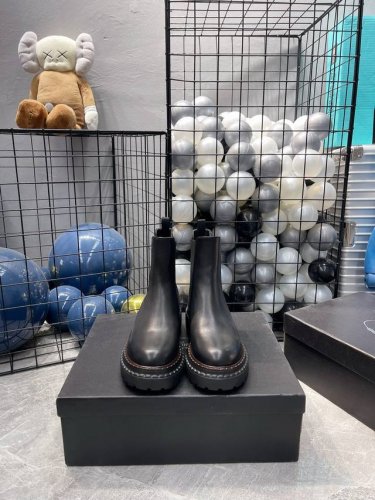 出厂 新品普拉达 秋冬走秀款靴子 太古汇原版购入爆拆复刻 鞋子上脚很轻便，走路舒适度都很赞 运用三角标设计风格值得拥有 鞋型韵味超赞，非常有特色的设计感 辨识度