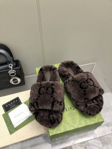 Gucci 新款印花羊毛拖鞋欧洲进口A级羊毛 与原版一致满鞋全部采用纯羊毛鞋面和垫脚logo采用混种羊皮，大底与原版一样的TPU材质底片耐磨防滑！！码数35-4