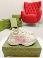 出厂： Gucci 古驰 经典休闲男女运动鞋 增高厚底老爹鞋 情侣款 此款老爹鞋在今年仍然还是很受欢迎。对于爱美的人来说，鞋柜里不仅应该有一双白色的鞋子，还应该