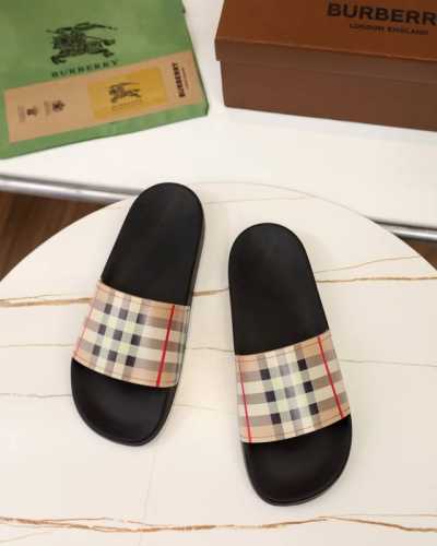 码数35-45，Burberry 巴宝莉拖鞋 纯原 夏季新款经典格纹拖鞋Vintage 复古格纹拖鞋，流线型鞋垫缔造舒适穿着体验 侧面饰有 Burberry 立
