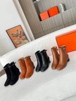 Hermes. 经典新款面料头层牛皮，内里:羊皮里。超级经典的爱马仕工字扣.穿上你就是女王.法抗拒的楦头.经典中的经典...每次一经上架立马被抢购一空.时尺码3