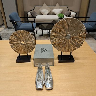 金属镜面系列 顶级包装配套最高版本 PRADA 2024普拉达春夏新品， 顶级版本 实力来袭！ 原版做法，后带与鞋面不断格 复古可爱普拉达玛丽珍裹脚后带平底小单