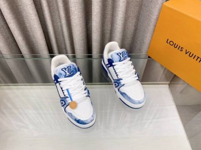 Lv板鞋系列 限男款2024新款，Lv Trainer Maxi运动鞋将成衣系列的宽松廓形引入virgilabloh笔下的lvtrainer运动鞋设计，春夏男装