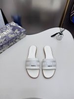 橙子出厂价P Dior 迪奥春夏新款 珍珠刺绣平底拖鞋 休闲凉拖 一字拖 这款D-Lane凉拖彰显经典风格。黑色牛皮革鞋面，展示镂空藤格纹图案，饰以金色饰面金属