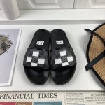 工厂价 LOUIS VUITON 路易威登情侣拖鞋，原版1.1订做，专柜经典款。鞋身高温附带logo，大底专柜附带logo ，任何细节都不错过 这款拖鞋专柜特别
