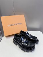 路易威登 Lv 专柜同步系列新款厚底情侣款皮鞋潮气逼人 尽显青春活力，日常穿搭超级抢眼，经典的拱形设计，一向被称之为美腿神器！绝对的人手必备 真羊毛里 ★★★★