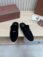 男款 L 情款款羊毛系列！半拖 新品发售 面料：采用 Wish 羊皮面料制作 羊京面 内里：全真绒毛，垫脚羊皮羊毛 大底：耐磨牛筋底 全方位一比一复原专柜工艺流