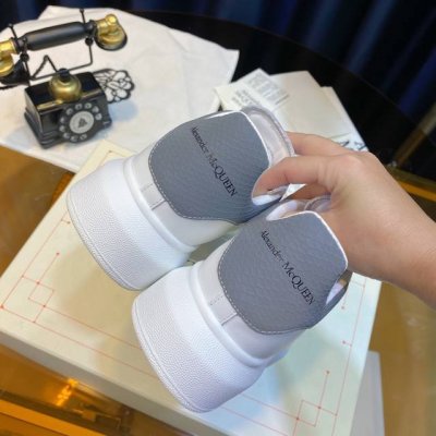 Alexander McQUEEN太阳]顶级板最新春鞋陆续引领上市啦重工艺 春夏秋冬 顶级代购版本面料Fabric：意大利进口高质感.丝绸牛皮内里inside