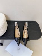 Maisom Margiela Mm6马吉拉经典单鞋 这双热度超高的单品 必须人手一双入手了 不能错过的单品 炸裂了 独家原版购入开发 不能错过的一款 鞋面：进