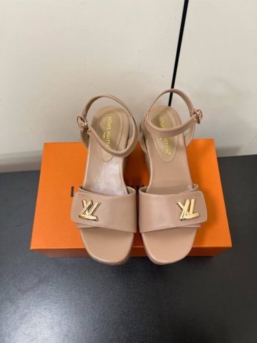 Lv最新恨天高 坡跟水台凉鞋2025夏季最新款Louis Vuitton 路易威登女款LV字母高跟凉鞋，此款V家凉鞋背面的Shake开放式臀部设计由进口小牛皮制