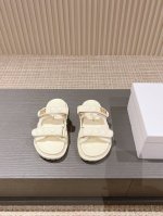 出厂 ，经典升级加2024新色系 电绣菱格款 Dior迪奥 经典魔术贴凉鞋 原版复刻 高版本 超耐看超百搭款 上脚非常舒适 显瘦又显白 原版d五金扣 鞋面：定制