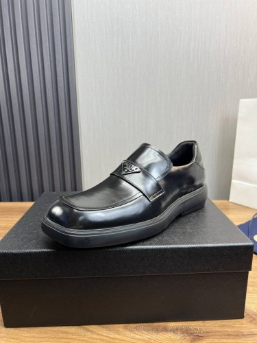 工厂价 Ｐｒａｄａ.普拉达男士商务休闲皮鞋，全部采用进口原版品牌皮料，只为打造更为舒适的穿着体验，鞋面：原版牛皮+进口牛皮里，原版防滑耐磨大底8-45 38.4