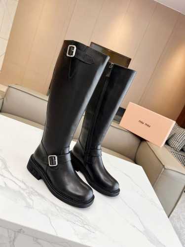 顶级版本 Miumiu缪缪2024Vs秋冬最新走秀爆款系列 今年最值得入手的靴子 没有之一！超多网红明星上脚 。Miumiu今年秋冬确实泰酷辣，采用进口小牛皮，