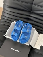 发泡大底版本 Chanel 25新魔术贴凉鞋版面！顶级对版货！所有的颜色我家都有！鞋面进口面料，垫脚内里羊皮，原版五金扣。均配专柜顶级包装！Size:35-39