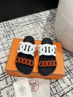顶级版本 Hermes 爱马仕 24 新款猪鼻二舅凉拖 专柜靠抢的一款猪鼻二舅拖鞋～夏日百搭必备单品，可以穿着跑的拖鞋，皮质较软，大底非常舒适！各种细节拿捏了.