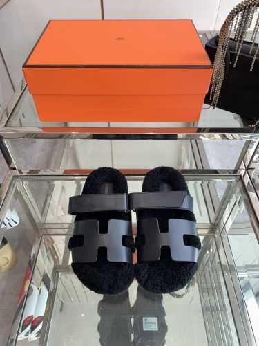 男40Hermes 爱马仕 皮毛一体卷糕毛二舅拖 今年面料均选用a+皮毛一体卷糕毛毛茸茸的 敲可爱的，踩云脚感，光脚或者搭配个袜子穿，都时髦的不行哦 鞋底是原版
