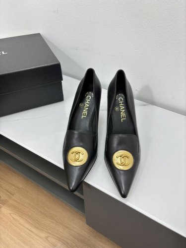 顶级版本 Chanel 24C春夏新品 复古尖头高跟平底单鞋系列 这一季系列真的超美 大爆款 香奶奶家一贯的优雅名媛气质 高级感十足！上脚非常nice～加上经典