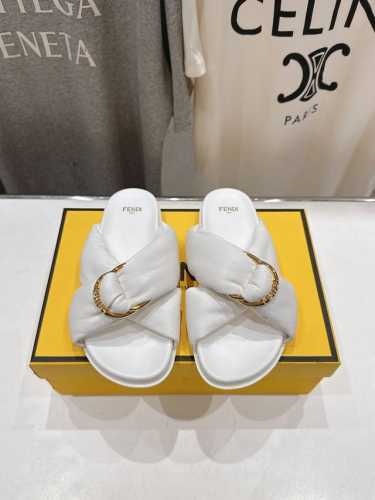 高版本出厂价Pp 皮面 Fendi* 芬迪 2025Ss 夏季新品Ff交叉带拖鞋 上街穿搭的不二之选 专柜买断货的爆款 经典老花设计，搭配Ff Baguette