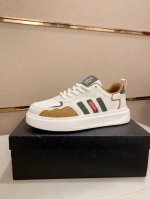工厂价: 新款1:1 prada～普拉达 潮流新款上市 官网同款 专柜品质 原版搭配 精选头层小牛皮面料。舒适透气羊皮内里 做工精细 用料上层 100%纯牛皮打
