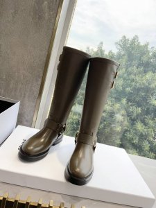 顶级版本celin*思琳塞琳凯旋门秋冬走秀新款机车短靴 这款靴子强烈推荐、五金扣带子设计简单的短靴，果断就爱上了它、简约可以让你无时无刻体现您的气质、最关键的是