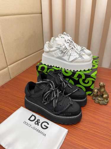 实价： Dolce＆Gabbana Dg 原版进口头层牛皮羊皮内里，上脚轻便、舒适 、百搭、原版特供大底深受潮流男士的青睐欢迎对比品质精致奢华，超a级别！版型对