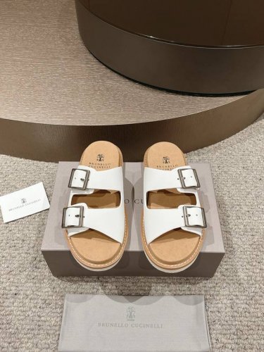 出厂 。新款 Brunello Cucinelli Bc男士休闲男凉拖鞋！此款凉拖鞋鞋面料采用意大利进口高丝光水洗翻毛皮，内里和鞋垫皮也是同等级皮革，鞋面外腰部