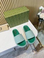 工厂价 全年出货， 个色 古驰Gucci最新限量厚底拖鞋 。顶级品质发售 购入正品开发 . 材质.工艺与原版一致鞋面：原版特殊印刷工艺印花 内里：透染羊皮大底：