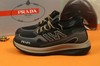 工厂价 爆单款 PRADA 普拉达 香港专柜休闲鞋，专柜品质，优质做工，鞋面采用进口透气飞织弹力布面料，舒适透气内里，原板防滑橡胶大底 ，休闲时尚，高端品质，码