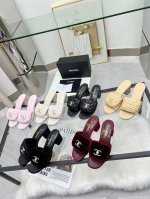 CHANEL 25早春新品 拖鞋火爆上市！黑色、米白、杏色、粉色、黑色真丝绒、酒红真丝绒、跟高6厘米。35-43。橡胶底 。真皮底