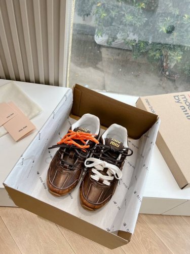 男码+10缪缪G027Miu Miu X New Balance早春发售前先近赏同样是在十月的巴黎时装周，又被眼尖的粉丝们看见了每一双做旧工艺都是独一无二Miu