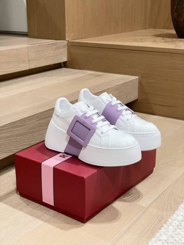 代购级别 Roger Vivier 厚底运动板鞋 专柜主推款，各路明星同款，原版到手才开发，材质和原版一致，重量和正品高度一致，原版开模大底、饰条、五金扣，各处