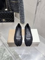 克里斯提 鲁布托联名马吉拉分趾平底单鞋 Maison Margiela 与 Christian Louboutin 推出首个联名鞋履系列 全新合作以两种互相交融