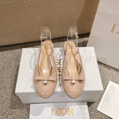代购级别！迪奥 Dior 2025春夏高定系列新款 Ballet 标志性电绣藤格纹低跟芭蕾舞女鞋 ，可调节扣带正面饰有罗缎蝴蝶结 装饰性CD树脂珍珠字母logo