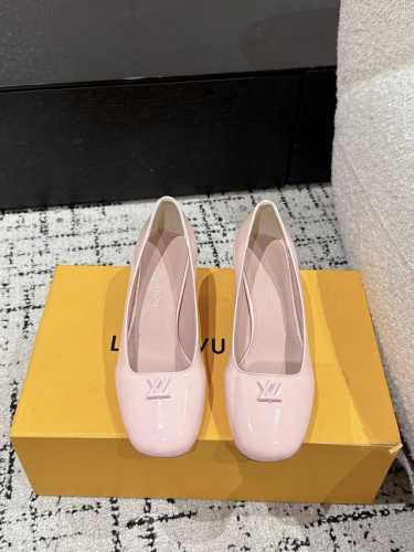 Louis Vuitton 25 Swing最新 5.5粗跟 玛丽珍 单鞋 简约精致，高级感满满，尽显优雅气质～ 上脚超好看，拉满了夏日美鞋绝绝子啊 鞋面：进口