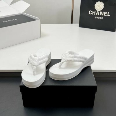 工厂价 高版本！2025C早春最新款、CHANEL 香奈儿厚底夹趾凉拖、凉鞋、夹脚拖鞋香奶奶家一贯的优雅名媛气质 高级感十足！上脚非常nice～不管光脚穿或搭配