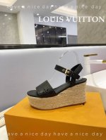 价格： LOUIS Vuitton 最新走秀款厚底凉鞋 香港原版购入一比一开模 今年的款式比去年增加激光元素 显得更为大牌 皮面款采用原版小牛皮 内里垫脚全羊皮