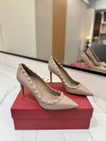 出厂价Pp： Valentino 华伦天奴铆钉 Vt经典单鞋，顶级复刻！侧身弧线完美，原版开模定制不生锈铆钉 特别有质感的五金衬托出满满的高级感，带给您正品级的