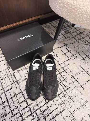 CHANEL香奈儿经典运动鞋超级网红系！超多网红上脚，专柜超火香奈儿的世界一直是女生梦寐以求的，简约的隔板设计 超级演绎多重质感效果，最抢眼LOGO双C也是超爱