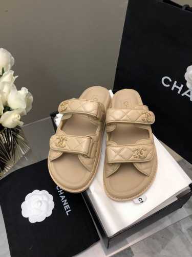 chanel 25p 凉鞋新品小香魔术贴拖鞋25春夏新品经典款的改造，太好看了吧！菱格松糕底沙滩凉鞋 拖鞋 优雅高贵 舒适百搭鞋面：小羊皮垫脚：羊皮鞋底：牛皮底