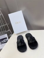 Dior迪奥春夏最新款魔术贴托凉鞋、超多明星网红种草、专柜正品购入开发 完美复刻细节 经典的版型设计上迪奥logo织带点缀、超好看超百搭、上脚非常柔软鞋面进口电