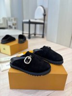 出厂价： 专柜新款包头半拖拖 winterbreak comfert 平底拖鞋LV 字母和Monogram 花卉点缀图案的皮面，最新爆款系列 高级慵懒风，百看不