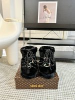 Moon Boot 圣诞限定 秋冬系列 胖呼呼 雪地靴 如果你难以接受ugg的复兴 那现在有一款更另类的雪地靴又杀回来了 那就是moon Boot月亮靴 在千禧