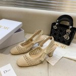 橙子出厂价 Dior 迪奥 刺绣字母带蝴蝶结 镂空网面方头粗跟凉鞋 刺绣工艺，搭配双色的“Christian Dior”饰带 彰显品牌经典细节，优雅精致。 跟高