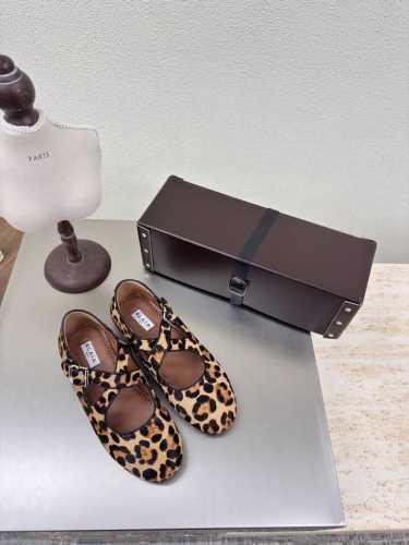 豹纹 系列 手工皮盒包装 交叉带系列 alaia 交叉带 来自巴黎 一见倾心 黑色羊反绒皮 P390 阿莱娅还有另外性感的一面 配上不同款式，不同风格都能轻松驾
